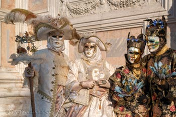 I figuranti del carnevale di Venezia davanti alla chiesa di San Zaccaria