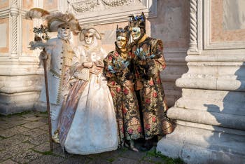 I figuranti del carnevale di Venezia davanti alla chiesa di San Zaccaria