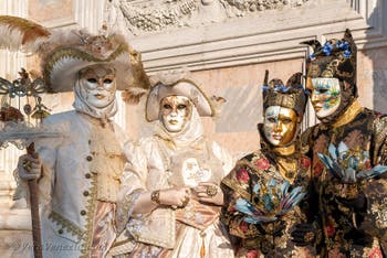 I figuranti del carnevale di Venezia davanti alla chiesa di San Zaccaria