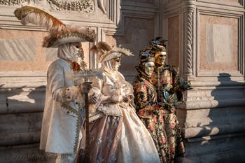 I figuranti del carnevale di Venezia davanti alla chiesa di San Zaccaria