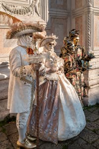 I figuranti del carnevale di Venezia davanti alla chiesa di San Zaccaria