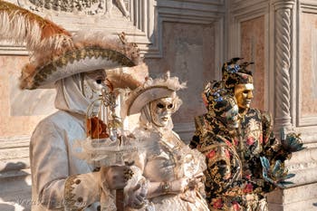 I figuranti del carnevale di Venezia davanti alla chiesa di San Zaccaria