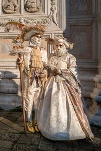 I figuranti del carnevale di Venezia davanti alla chiesa di San Zaccaria