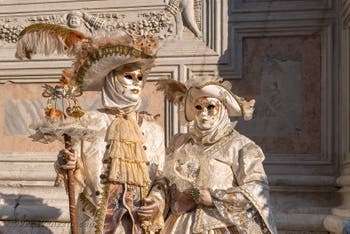 I figuranti del carnevale di Venezia davanti alla chiesa di San Zaccaria