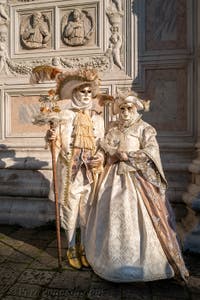 I figuranti del carnevale di Venezia davanti alla chiesa di San Zaccaria