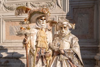 I figuranti del carnevale di Venezia davanti alla chiesa di San Zaccaria