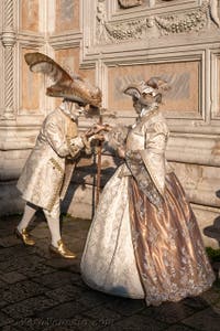 I figuranti del carnevale di Venezia davanti alla chiesa di San Zaccaria