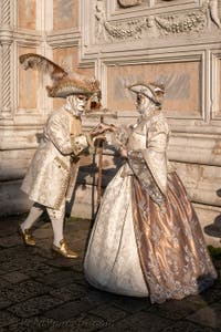 I figuranti del carnevale di Venezia davanti alla chiesa di San Zaccaria