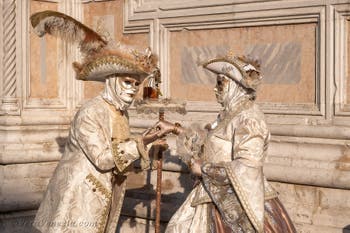 I figuranti del carnevale di Venezia davanti alla chiesa di San Zaccaria