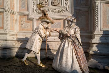 I figuranti del carnevale di Venezia davanti alla chiesa di San Zaccaria