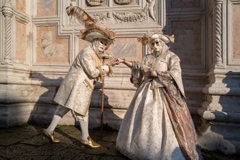 I figuranti del carnevale di Venezia davanti alla chiesa di San Zaccaria