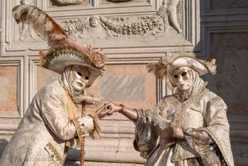 I figuranti del carnevale di Venezia davanti alla chiesa di San Zaccaria