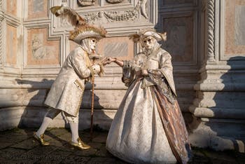 I figuranti del carnevale di Venezia davanti alla chiesa di San Zaccaria