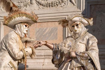 I figuranti del carnevale di Venezia davanti alla chiesa di San Zaccaria