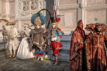 I figuranti del carnevale di Venezia davanti alla chiesa di San Zaccaria