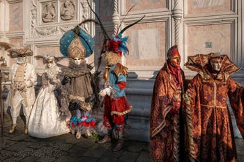 I figuranti del carnevale di Venezia davanti alla chiesa di San Zaccaria