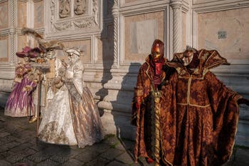 I figuranti del carnevale di Venezia davanti alla chiesa di San Zaccaria