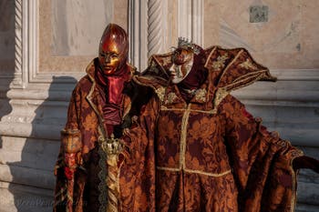 I figuranti del carnevale di Venezia davanti alla chiesa di San Zaccaria