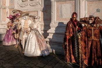 I figuranti del carnevale di Venezia davanti alla chiesa di San Zaccaria