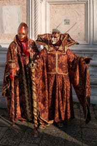 I figuranti del carnevale di Venezia davanti alla chiesa di San Zaccaria