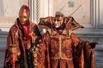 I figuranti del carnevale di Venezia davanti alla chiesa di San Zaccaria