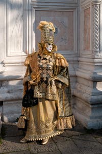 I figuranti del carnevale di Venezia davanti alla chiesa di San Zaccaria