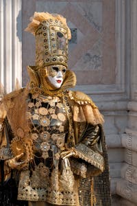 I figuranti del carnevale di Venezia davanti alla chiesa di San Zaccaria