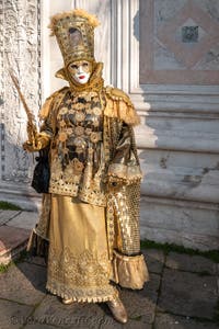 I figuranti del carnevale di Venezia davanti alla chiesa di San Zaccaria