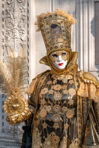 I figuranti del carnevale di Venezia davanti alla chiesa di San Zaccaria