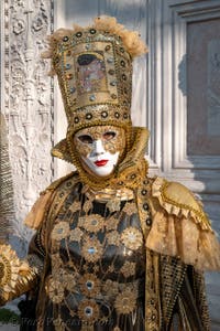 I figuranti del carnevale di Venezia davanti alla chiesa di San Zaccaria