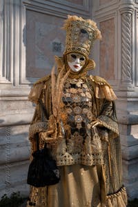 I figuranti del carnevale di Venezia davanti alla chiesa di San Zaccaria