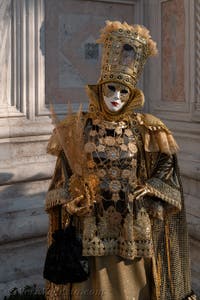 I figuranti del carnevale di Venezia davanti alla chiesa di San Zaccaria