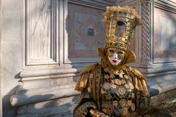 I figuranti del carnevale di Venezia davanti alla chiesa di San Zaccaria