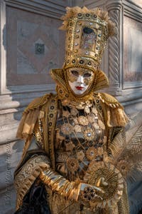 I figuranti del carnevale di Venezia davanti alla chiesa di San Zaccaria