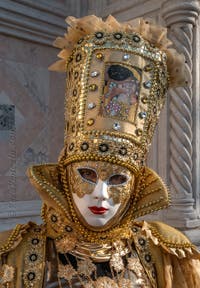 I figuranti del carnevale di Venezia davanti alla chiesa di San Zaccaria