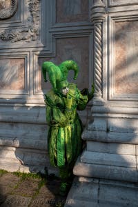 I figuranti del carnevale di Venezia davanti alla chiesa di San Zaccaria