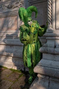 I figuranti del carnevale di Venezia davanti alla chiesa di San Zaccaria