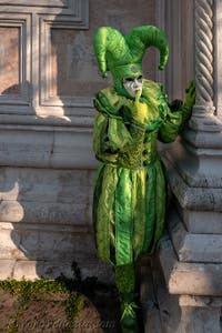 I figuranti del carnevale di Venezia davanti alla chiesa di San Zaccaria