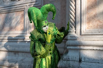 I figuranti del carnevale di Venezia davanti alla chiesa di San Zaccaria