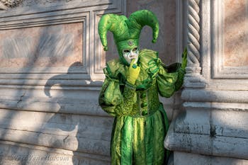 I figuranti del carnevale di Venezia davanti alla chiesa di San Zaccaria