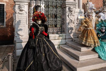 I figuranti del carnevale di Venezia davanti all'Arsenale di Venezia