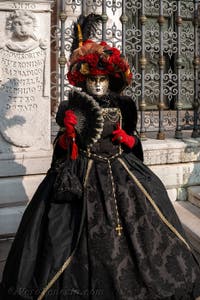 I figuranti del carnevale di Venezia davanti all'Arsenale di Venezia