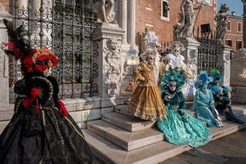 I figuranti del carnevale di Venezia davanti all'Arsenale di Venezia