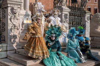 I figuranti del carnevale di Venezia davanti all'Arsenale di Venezia