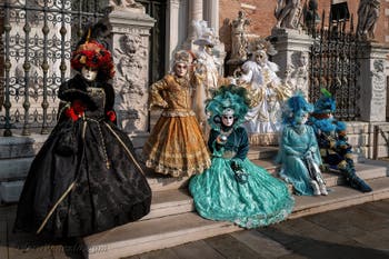 I figuranti del carnevale di Venezia davanti all'Arsenale di Venezia