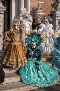 I figuranti del carnevale di Venezia davanti all'Arsenale di Venezia