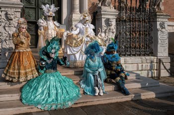 I figuranti del carnevale di Venezia davanti all'Arsenale di Venezia