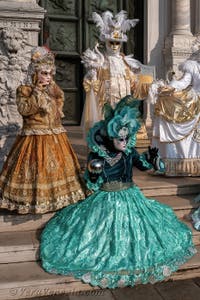 I figuranti del carnevale di Venezia davanti all'Arsenale di Venezia