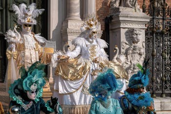 I figuranti del carnevale di Venezia davanti all'Arsenale di Venezia