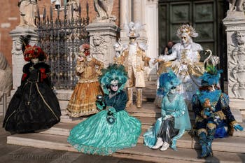 I figuranti del carnevale di Venezia davanti all'Arsenale di Venezia